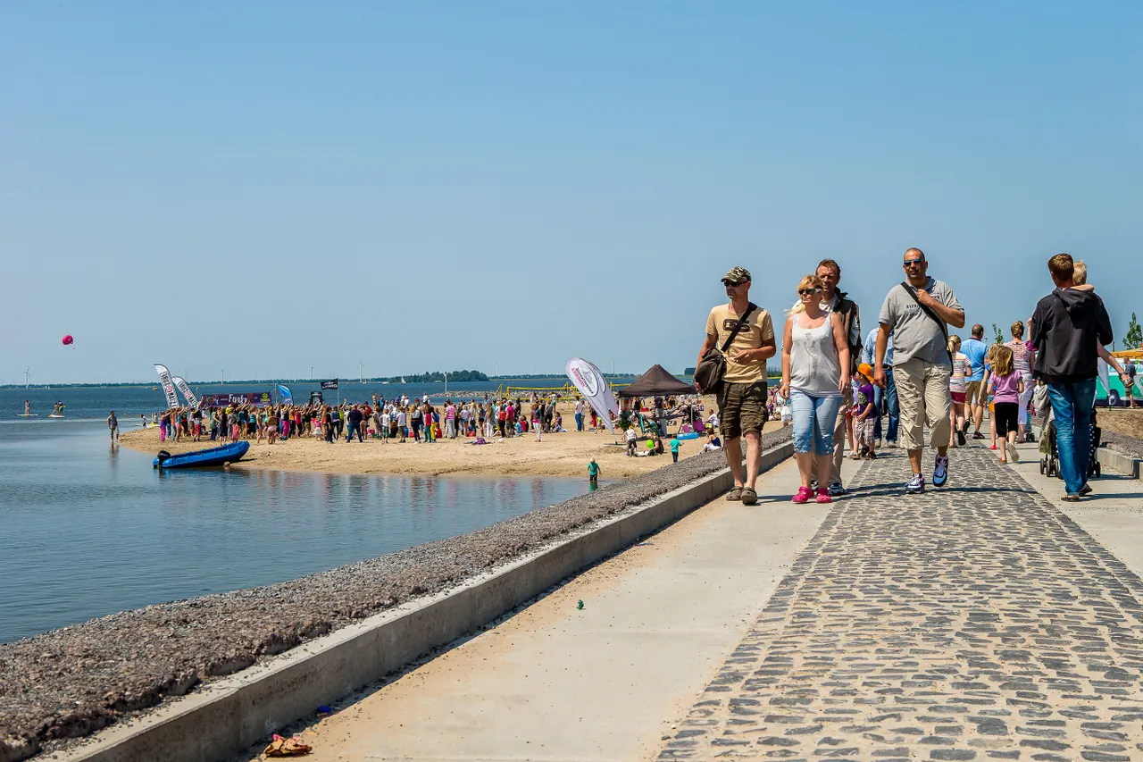 Wandelende strand bezoekers